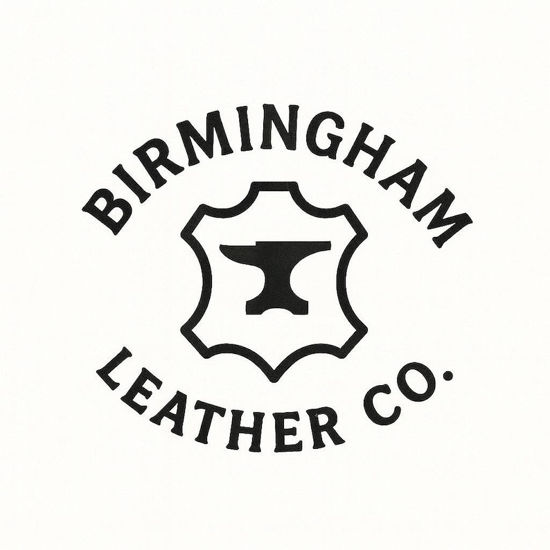 K&ouml;nnte beinhalten: Schwarz-wei&szlig;es Logo f&uuml;r Birmingham Leather Co. Der Text "BIRMINGHAM" ist &uuml;ber einem schildf&ouml;rmigen Emblem angeordnet. Im Inneren des Schildes befindet sich ein schwarzer Amboss. Darunter steht "LEATHER CO."