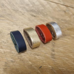 X2 äkta läderbälteshällor/hållare, 30 mm. Silver/Marinblå/Röd/Guld