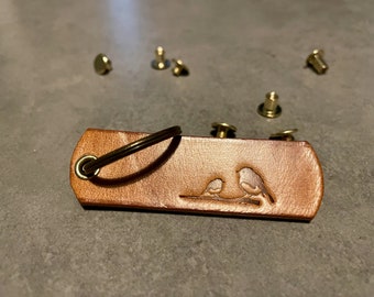 Rotkehlchen super süßer Leder Schlüsselanhänger. Dark Tan / Gold, (KOSTENLOSE GESCHENKVERPACKUNG)