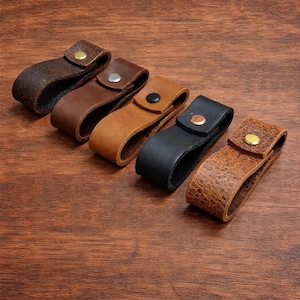 Peut inclure: Ensemble de trois mugs en céramique avec une finition mate et mouchetée. Les mugs sont de couleur crème, gris clair et gris foncé. Chaque mug a un design simple et minimaliste avec une anse arrondie.