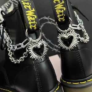 ENAMEL BARBED HEART Double chain O Ring Boot charm, chunky hardware grunge, shoe accessories, boot jewellery, dark academia gothic chains