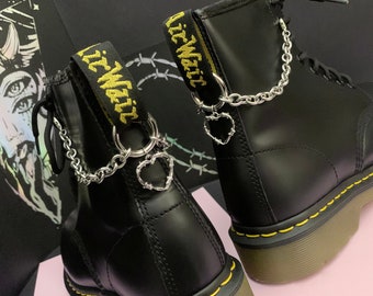 Charme de chaîne de botte double joint torique en forme de coeur de barbelé, matériel punk grunge, accessoires de chaussures, bijoux de botte, chaînes de cheville gothiques universitaires sombres