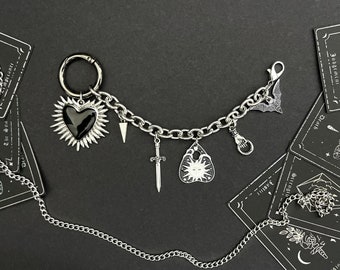 Chaîne de botte BARBED HEART KITSCH avec breloques, bijoux pour chaussures, chaînes de cheville, embellissements de bottes avec breloque chauve-souris, main et poignard