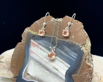 Peach color with schiller Oregon Sunstone pendant 7mm 1.21ct and earrings 6mm 1.54cttw SET.