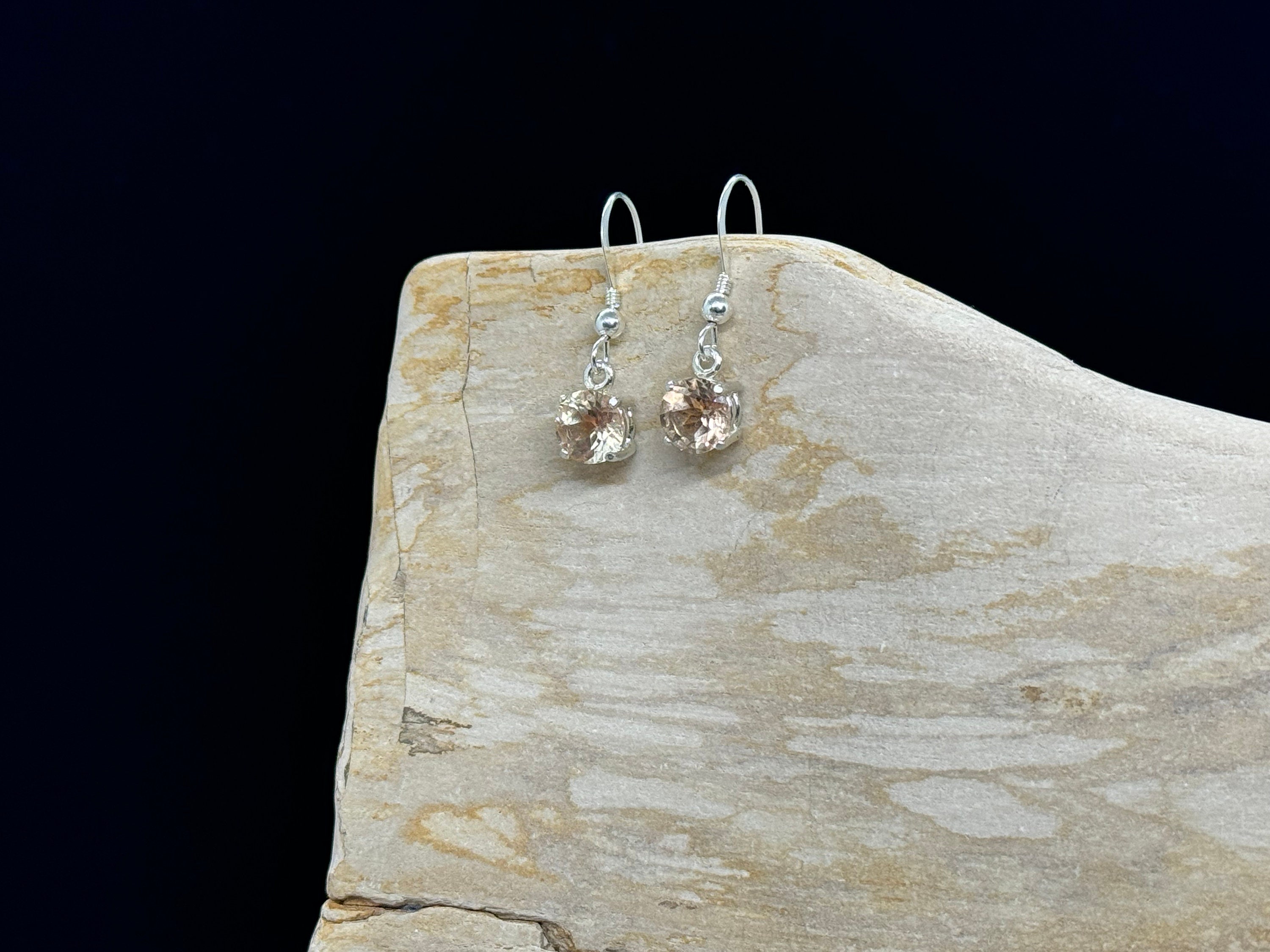 ピアス Oregon Sunstone ...  pierce or earring 0.46 cts Oregon Sunstone Stud Earrings — The Gem Vault