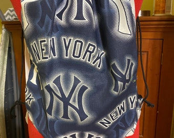Mochila con cordón ajustable