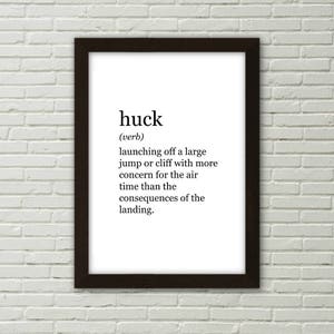 Può includere: Una definizione in bianco e nero della parola "huck" come verbo. La definizione è "lanciarsi da un salto grande o una scogliera con più preoccupazione per il tempo in aria che per le conseguenze dell'atterraggio."