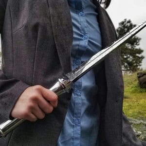 Réplique De La Première Lame De Dean – Supernatural – 44 Cm En Résine Avec Présentoir En Bois – Objet De Collection