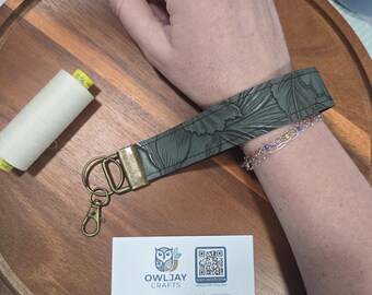 Floral geprägte Kunstleder Armband Schlüsselanhänger | Minimalist Strap, Schlüsselanhänger Muttertag