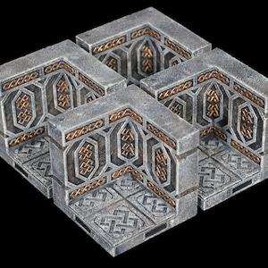 Puede incluir: Cuatro piezas de esquina de piedra gris con intrincados diseños dorados. Cada pieza tiene una base cuadrada y tres lados con un patrón decorativo. Las piezas están diseñadas para ser utilizadas como bloques de construcción para un calabozo o castillo en miniatura.