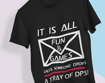 Puede incluir: Camiseta negra con texto blanco que dice "It is all fun & games until someone drops a tray of dps!" El texto está dentro de un contorno blanco de un sobre.