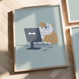 Puede incluir: Impresión enmarcada con un bulldog de dibujos animados frente a un ordenador. La pantalla muestra un icono de hueso. El perro es marrón y blanco, con el texto "Click...Click" debajo del teclado.