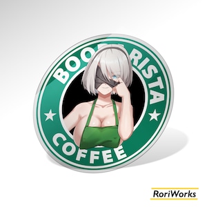Puede incluir: Una pegatina redonda con un diseño verde y blanco. Presenta el texto "BOO BARISTA COFFEE" y una ilustración de una mujer con cabello blanco, una venda negra y un delantal verde.