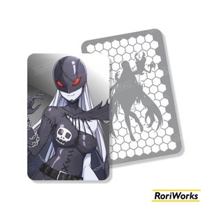 Può includere: Un'illustrazione in bianco e nero di un personaggio femminile con lunghi capelli bianchi, che indossa un abito bianco e nero con un design a forma di teschio e catene. Il personaggio ha gli occhi rossi e un viso cucito. Lo sfondo è un motivo a nido d'ape bianco.