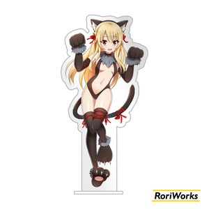 Pode incluir: Uma ilustração de estilo anime em preto e branco de uma mulher com cabelo longo e loiro usando um macacão preto com detalhes vermelhos e orelhas de gato. Ela está levantando as mãos em uma pose brincalhona. O fundo é branco.