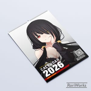 Puede incluir: Calendario 2026 con encuadernación en espiral, que muestra una ilustración de estilo anime de una mujer con cabello negro y ojos rojos. El calendario muestra "CALENDAR 2026" en blanco y rojo. También es visible el nombre del artista, "KURUMI TOKISAKI".