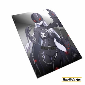 Può includere: Un'illustrazione in bianco e nero di un personaggio femminile con lunghi capelli bianchi, che indossa un abito di pelle nera con catene e un design a forma di teschio. Il personaggio ha gli occhi rossi e il viso cucito. Lo sfondo è un gradiente di grigio.