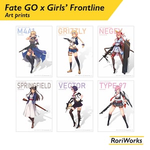 Puede incluir: Seis impresiones digitales de arte con personajes de estilo anime sosteniendo armas. Los personajes están etiquetados con los nombres "M4A1", "GRIZZLY", "NEGEV", "SPRINGFIELD", "VECTOR" y "TYPE 97".