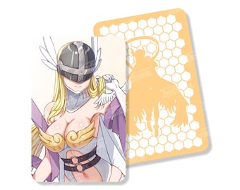 Puede incluir: Una ilustración digital de un personaje femenino de anime con cabello rubio, vistiendo un atuendo blanco y dorado con una capa morada y un casco plateado. El personaje sostiene un ala blanca en su mano derecha. El fondo es un patrón de panal amarillo.