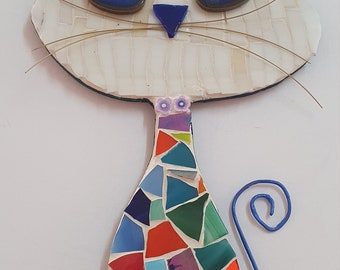 Un bellissimo gatto a mosaico colorato, arte murale, regalo per la casa, fatto a mano, vetro colorato a tecnica mista e fiori polimerici, decorazioni per la casa, design originale.