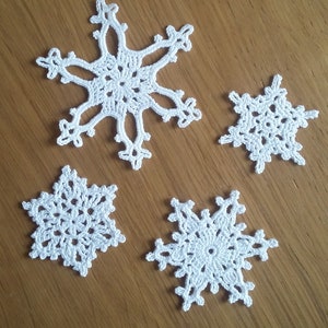 Crocheted snowflakes (25 designs)