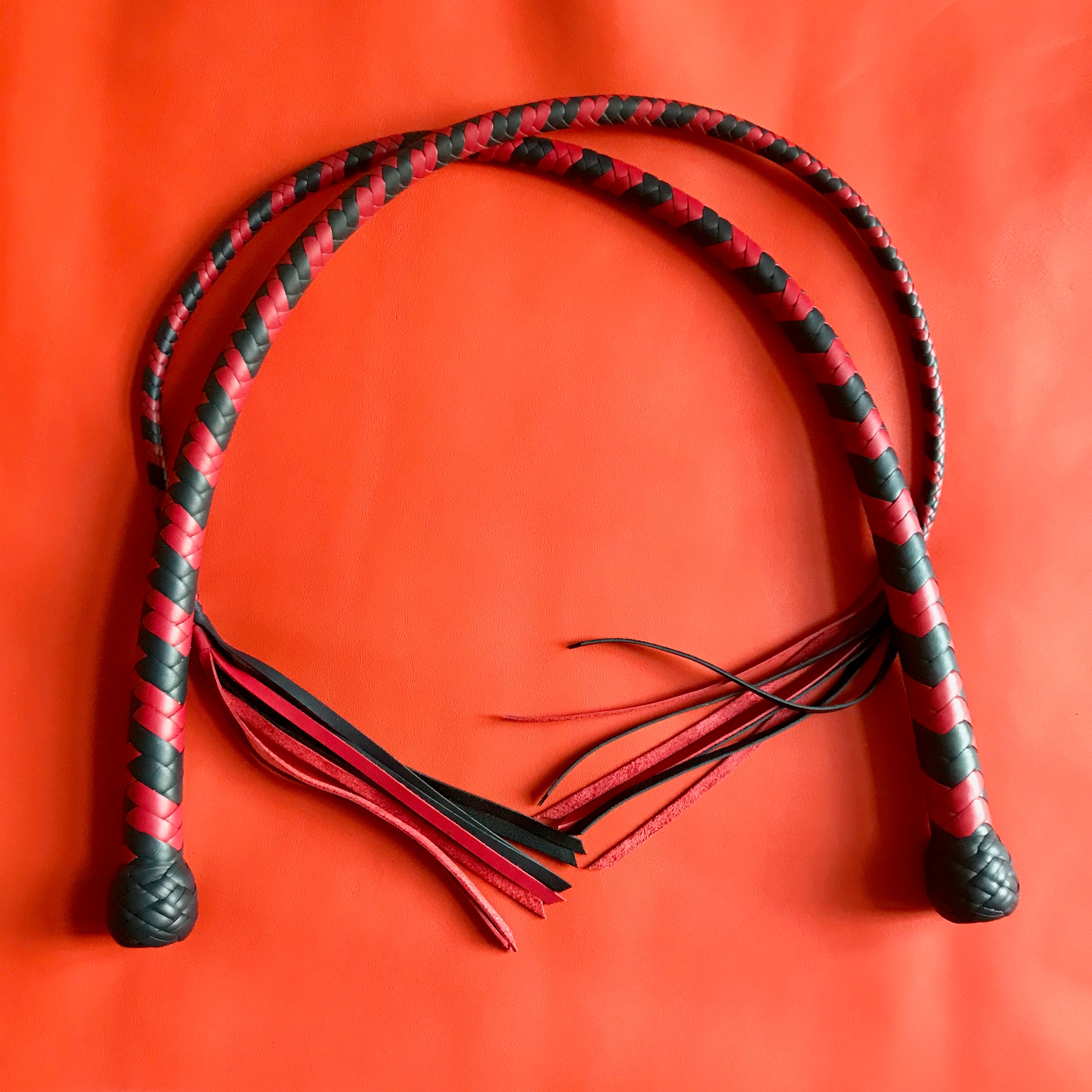 Fouet noir en cuir véritable de 76cm avec 36 lanières