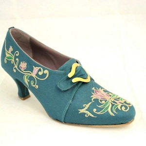 CUSTOMIZABLE SHOES for historical re-enactments, dames, ladies of the 700 or Renaissance. Custom made customizable in color and embroidery.