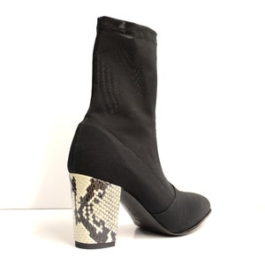 DAMSTÖVLAR I STRETCH, klack i äkta kalvskinn med pytontryck, läderfoder, lädersula, handgjorda i Italien bild 2