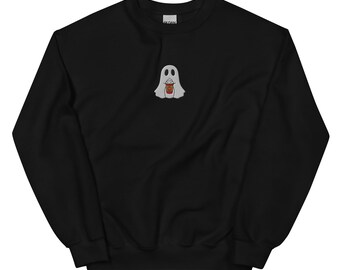 Puede incluir: Sudadera negra de cuello redondo con un pequeño diseño de fantasma bordado. El fantasma sostiene una taza de café. El fantasma es blanco con un contorno gris. La taza de café es marrón y blanca. La sudadera es de material suave.
