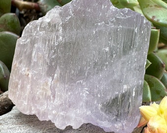 Cristal de kunzita en bruto de Pakistán