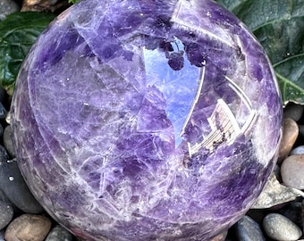 Amethistbol uit Brazilië, natuurlijk gepolijst kristal, woondecoratie en kristalcollectie
