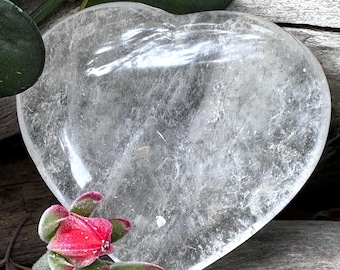 Cuore di cristallo di quarzo trasparente con arcobaleni