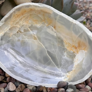 Hand Carved Onyx Bowl: Polished Stone Decor, Mexican Craft