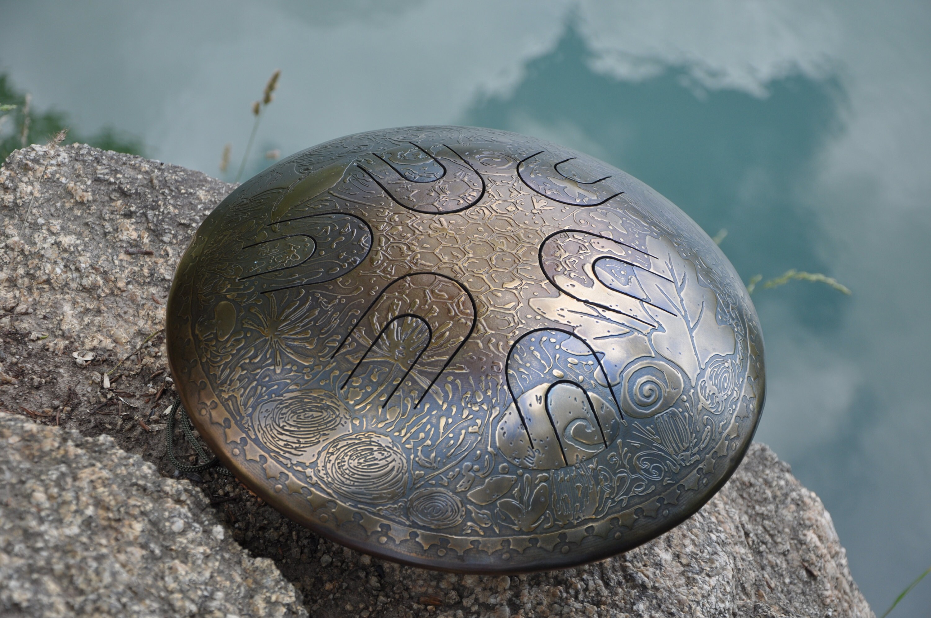 12 notes steel Tongue drum in 432 Hz. The sound is tender as Etsy