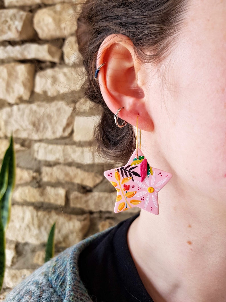 Pink Daisy Flower Earrings, Polymer clay statement earrings, hand painted polymer clay earrings, polymer clay earrings, statement earrings Gold 30mm Hoops