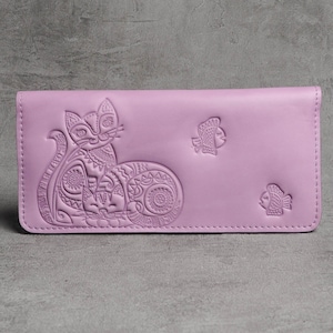 Cartera larga de piel lila con motivo en relieve "Kitty"