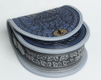 Bolso bandolera de piel azul: bolso bandolera redondo con relieve