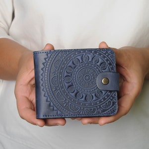 Cartera bifold azul de cuero suave con mandala en relieve, billetera plegable de cuero genuino de primera calidad, billetera pequeña de cuero de primera calidad imagen 6