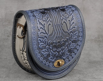Bolso bandolera de piel azul con diseño de rosa de Guelder en relieve