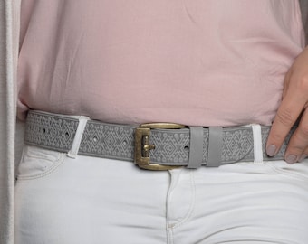 エンボス加工グレーレザーベルト：調節可能なユニセックスデザイン