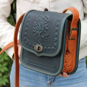 Leren crossbodytas met reliëf: warm bewerkte portemonnee van eikenblad