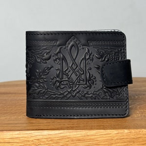 Cartera pequeña de piel auténtica de cuero suave con tridente grabado, cartera delgada de cuero negro de dos pliegues