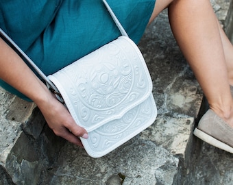 Bolso bandolera de piel blanca repujada: bolso bandolera hecho a mano