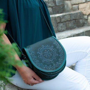 Green bag women, round crossbody bag, genuine leather, tooled leather purse, shoulder leather bag, hot tooled leather, unigue bag for her image 2