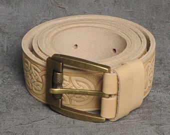 Cinturón de cuero beige, cinturón de cuero celta, cinturón celta, cinturón de cuero en relieve, cinturón de cuero para hombres, cinturón para mujeres, cinturón para hombres