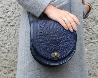 Bolso bandolera de piel azul: bolso bandolera redondo con relieve