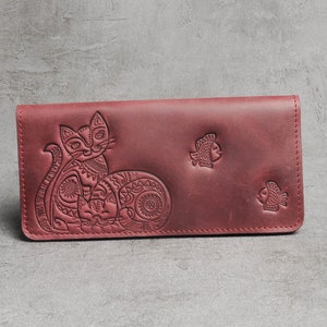 Cartera larga de piel burdeos con estampado en relieve 'Kitty'