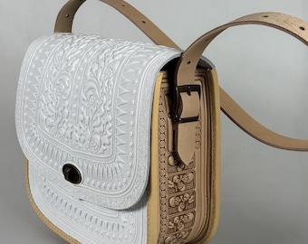 Bolso bandolera de piel repujada hecho a mano: diseño de hojas de roble