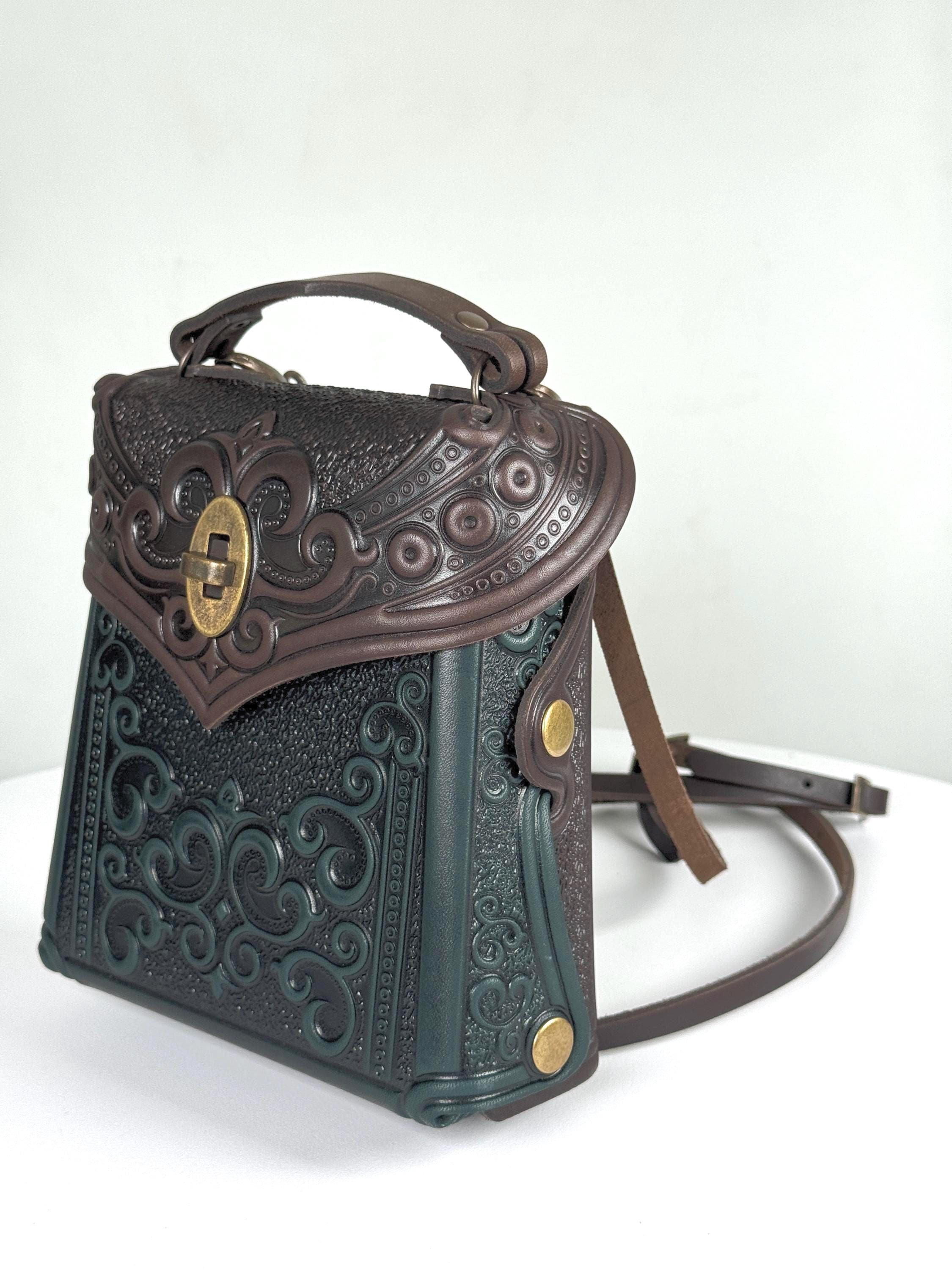Zaino in pelle goffrata: borsa a zaino trasformabile