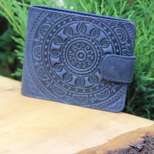 Cartera bifold azul de cuero suave con mandala en relieve, billetera plegable de cuero genuino de primera calidad, billetera pequeña de cuero de primera calidad imagen 2